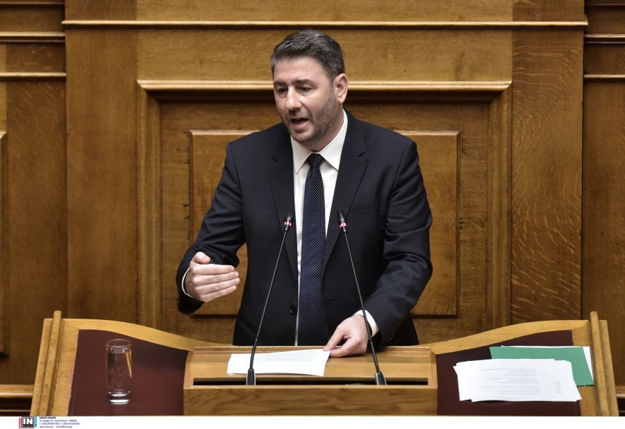 Ανδρουλάκης: Επιστρέφετε ψίχουλα στην κοινωνία με τα «αγιοβασιλιάτικα καλάθια» και τα pass