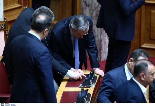 Βουλή: Απών ο Σαμαράς από την αίθουσα της Ολομέλειας – Μπήκε την ώρα της ψηφοφορίας