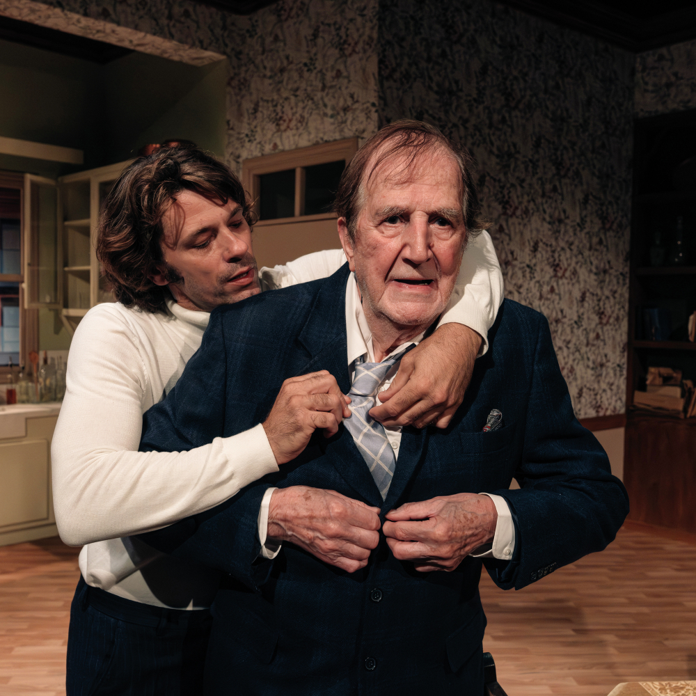 Γιώργος Κωνσταντίνου και Αποστόλης Τότσικας συνεχίζουν με επιτυχία το «Κάθε Πέμπτη κύριε Γκρην» στο θέατρο Αργώ – Νέες ΦΩΤΟ από την παράσταση