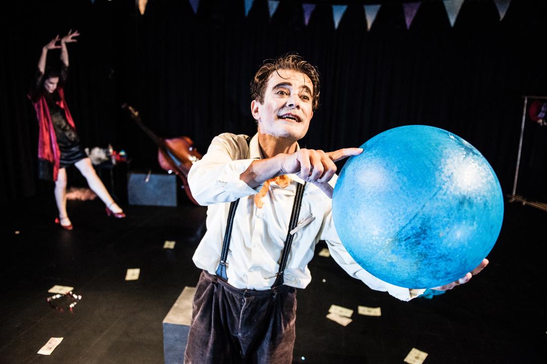 Ο Γεράσιμος Γεννατάς γίνεται γελωτοποιός στη σκοτεινή κωμωδία “Περιοδεύων Θίασος” στο Θέατρο Τζένη Καρέζη