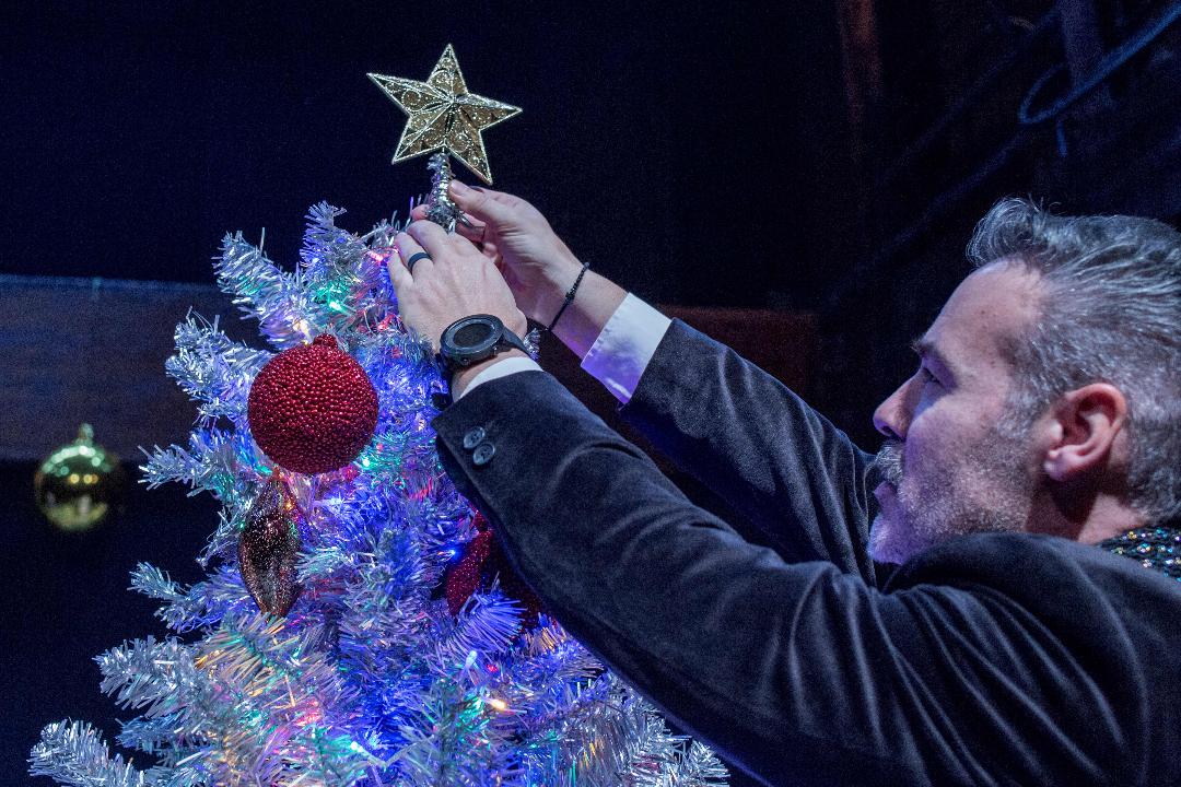 «Ήρθαν τα Χριστούγεννα και η Πρωτοχρονιά! (δυστυχώς)»: Στο Θέατρο Τέχνης υπάρχει μια παράσταση για εκείνους που δεν αντέχουν τις γιορτές