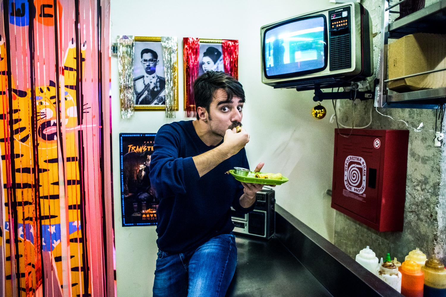 Στρατής Χατζησταματίου: Ο Μανώλης του Σασμού στον «Χρυσό δράκο» στο θέατρο Χώρος – Οι πρώτες φωτογραφίες