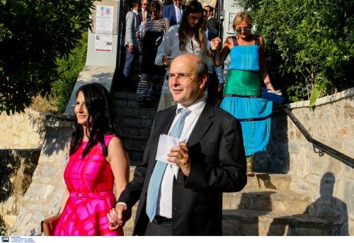 Κύκλοι Υπουργείου Οικονομικών: «Γελοία» και «χυδαία» τα περί «φοροδιαφυγής» της συζύγου του Χατζηδάκη