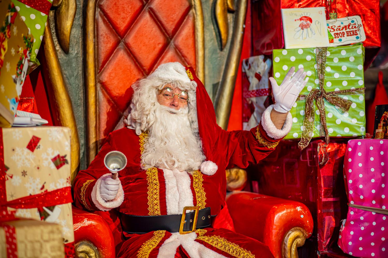 Τα Ανάποδα Χριστούγεννα: Η θεατρική παράσταση που ξεκινά από σήμερα στο εργοστάσιο Χριστουγέννων στην Τεχνόπολη