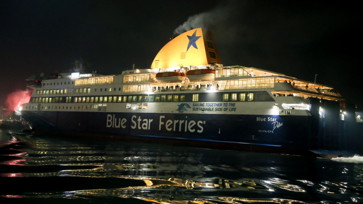Πρωτοχρονιά 2024: Το «Blue Star Delos» έκανε ποδαρικό στο λιμάνι του Πειραιά – ΦΩΤΟ & ΒΙΝΤΕΟ