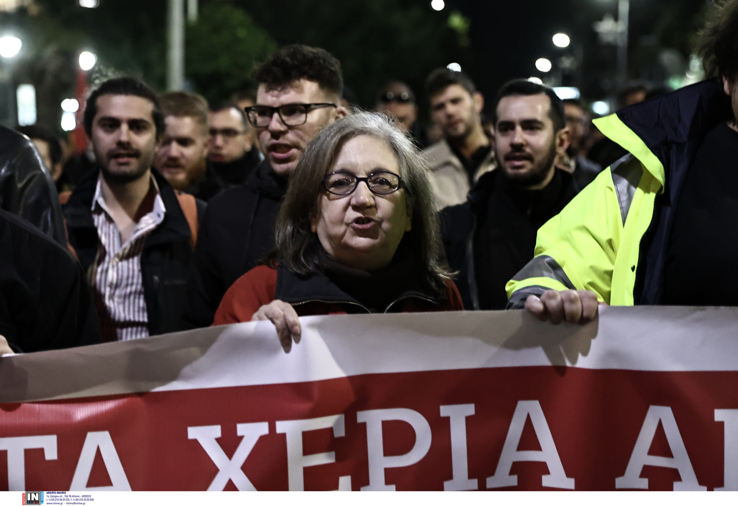 Ζωγράφου: Μεγάλη συγκέντρωση έξω από το σπίτι της Ιωάννας Κολοβού – ΦΩΤΟ και ΒΙΝΤΕΟ