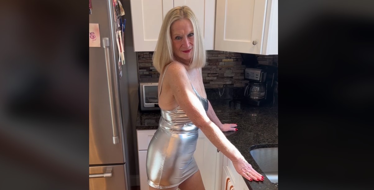 Γιαγιά 66 ετών προκαλεί αίσθηση στο Tik Tok – «Μ’ αρέσει να δείχνω το σώμα μου με στενά φορέματα και μπικίνι»