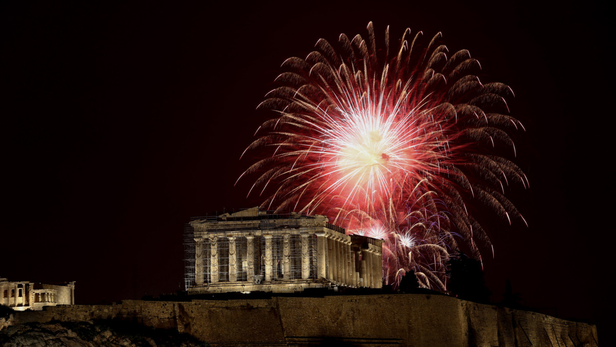 Πρωτοχρονιά 2024: Έτσι υποδέχτηκε η Ελλάδα το νέο έτος – Μουσική, πυροτεχνήματα και φαντασμαγορικά σόου