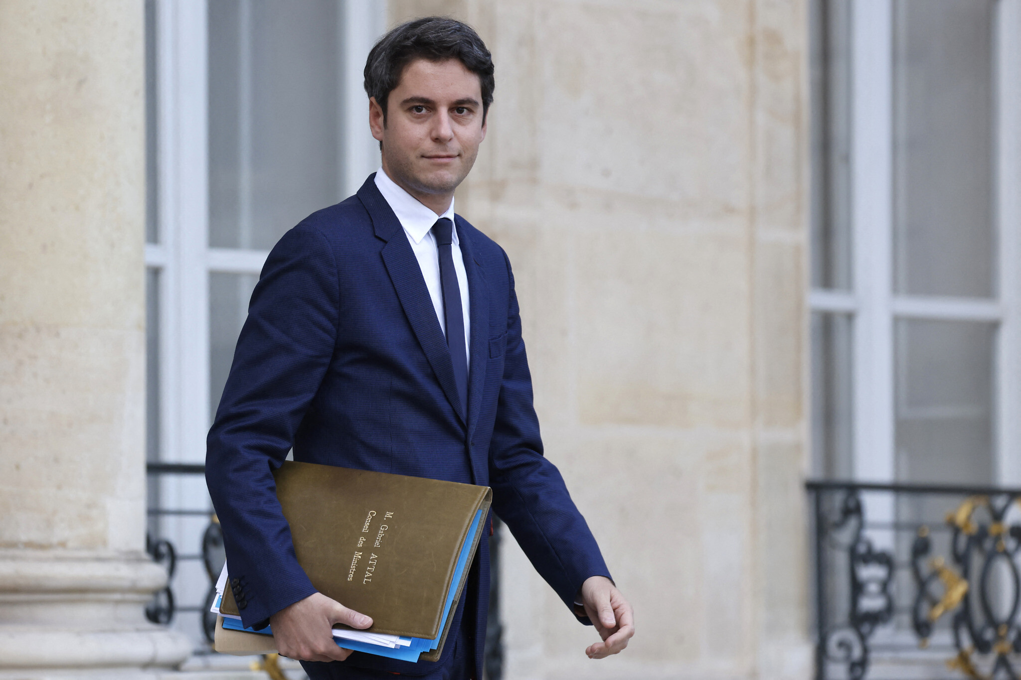 Γκαμπριέλ Ατάλ: Ποιος είναι ο νεότερος πρωθυπουργός της Γαλλίας – Γιατί ο Μακρόν παίζει τώρα τον τελευταίο «άσο» του
