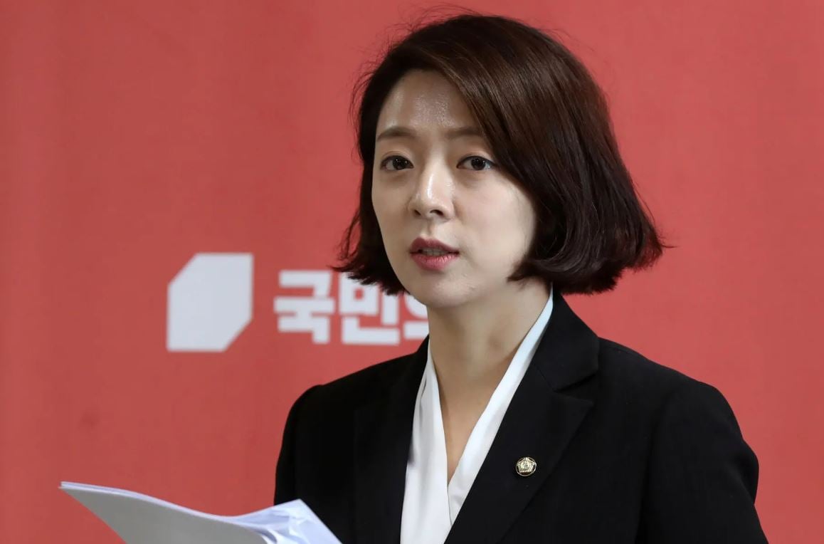 Νότια Κορέα: Στο νοσοκομείο γυναίκα βουλευτής που δέχτηκε επίθεση, συνελήφθη ο δράστης – Βίντεο σοκ