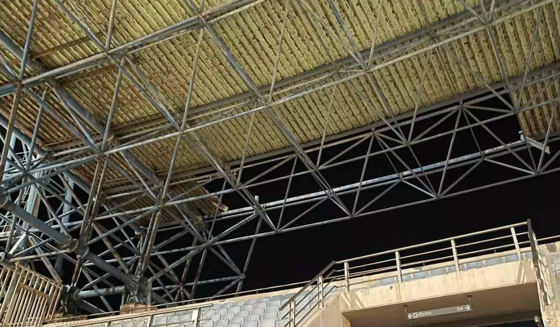 Εκκενώθηκε το Παγκρήτιο Στάδιο στο Ηράκλειο – Αποκολλήθηκε τμήμα του στεγάστρου