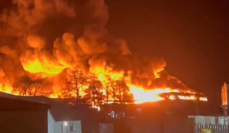 Ουαλία: Μεγάλη φωτιά σε βιομηχανικό πάρκο