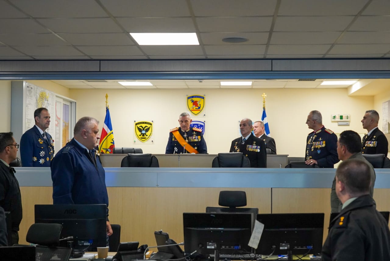 Στο Εθνικό Κέντρο Επιχειρήσεων ο Αρχηγός ΓΕΕΘΑ με τους αρχηγούς των Επιτελείων – Επικοινωνία με τα «δόρατα» των Ενόπλων Δυνάμεων – ΦΩΤΟ