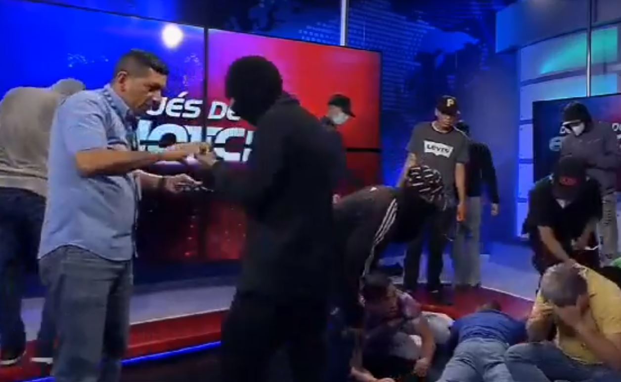 Ισημερινός: Η στιγμή που ένοπλοι κουκουλοφόροι εισβάλλουν σε τηλεοπτικό σταθμό – ΒΙΝΤΕΟ