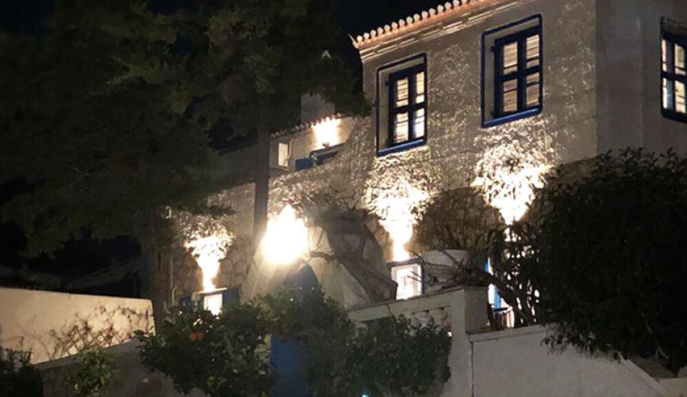 ΣΥΡΙΖΑ: Πώς κύλησε η πρώτη μέρα στις Σπέτσες – Η ομιλία Κασσελάκη, οι ροτόντες και το αναμμένο τζάκι