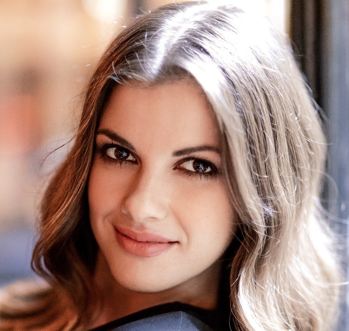 Κωνσταντίνα Κλαψινού: Μετά την τεράστια επιτυχία στο «Da» με τον Γρηγόρη Βαλτινό μιλά στο enikos.gr για το «Spa-σε κατάρα»