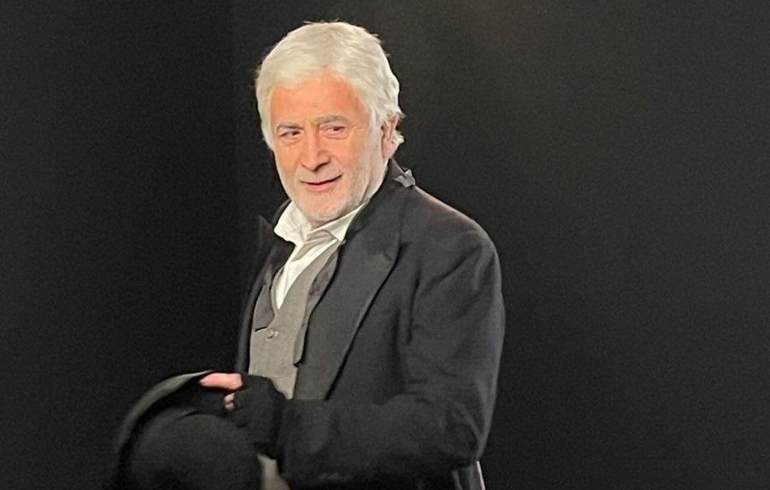 Ο Λάκης Λαζόπουλος υποδύεται τον Τσάρλι Τσάπλιν: Σε ποια παράσταση θα δούμε τον αγαπημένο ηθοποιό;