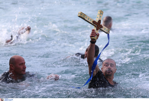 Θεοφάνια στον Πειραιά: Άνδρες των ΟΥΚ βούτηξαν για τον σταυρό