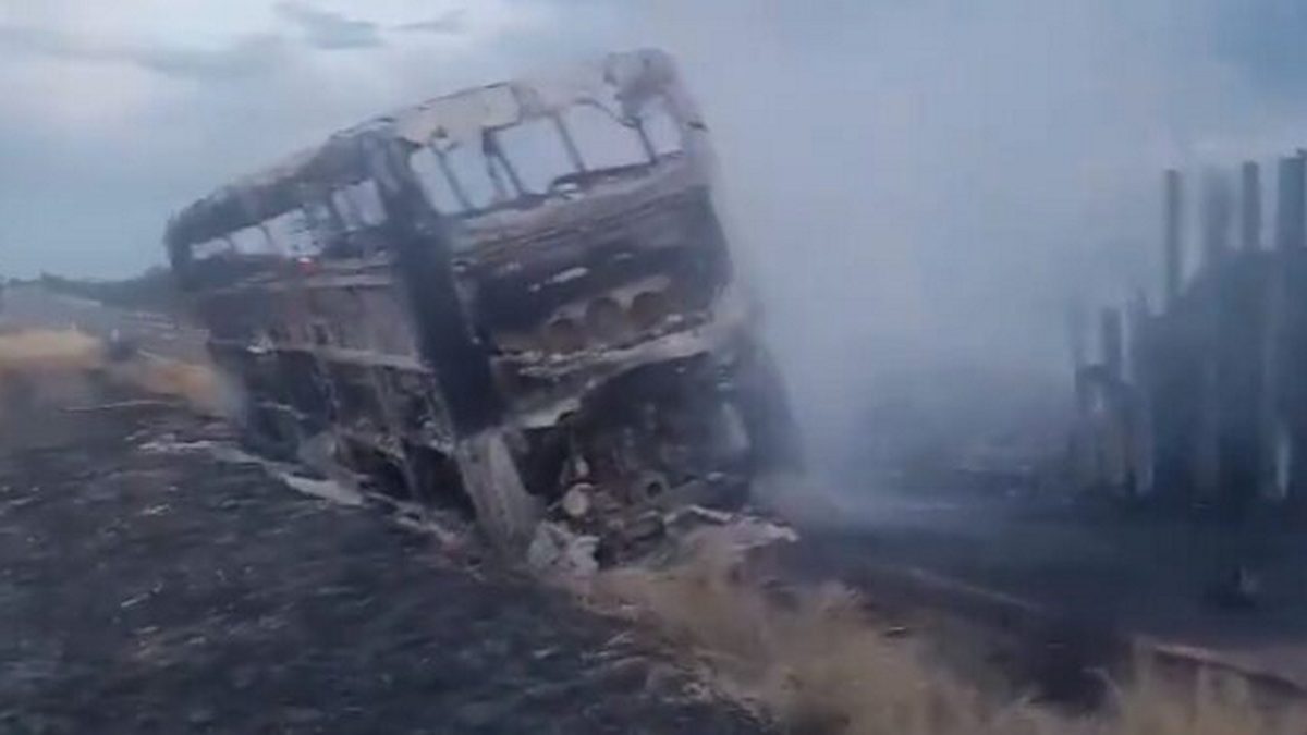 Δεκαεννέα άτομα απανθρακώθηκαν σε μετωπική σύγκρουση λεωφορείου με φορτηγό στο Μεξικό – Τουλάχιστον 22 τραυματίες