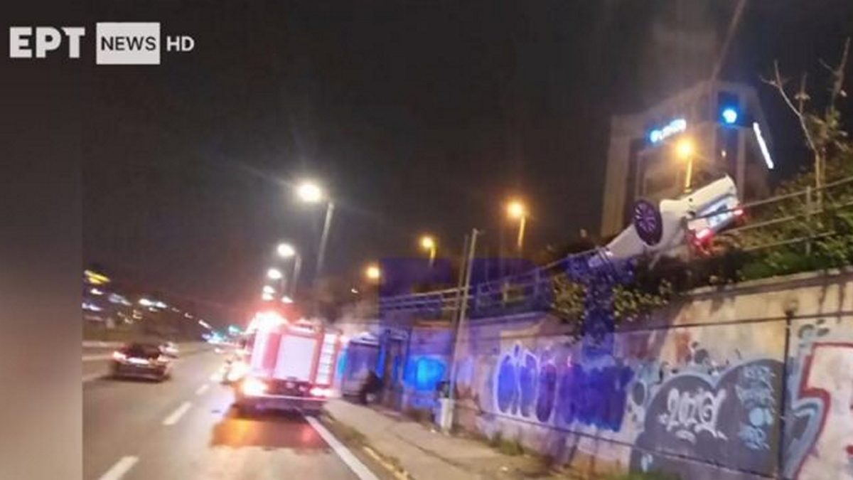 Τροχαίο στην Ηλιούπολη: Αυτοκίνητο ανατράπηκε και κρεμόταν από τις προστατευτικές μπάρες