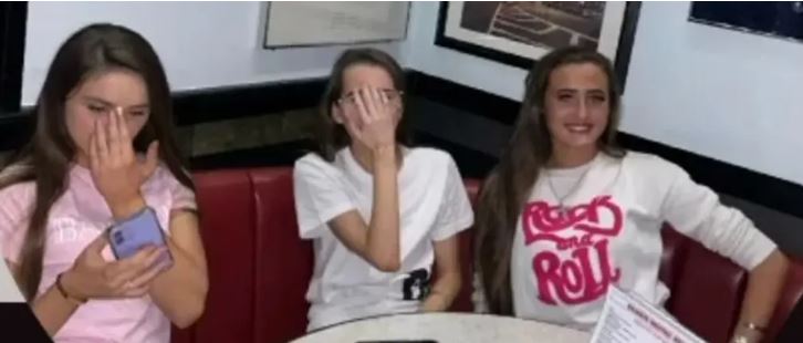 Νέο trend στα social media: Γιατί οι έφηβοι της GEN Z καλύπτουν την μύτη τους στις οικογενειακές φωτογραφίες;