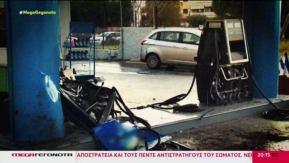 Βούλα: Η στιγμή που το τζιπ φεύγει εκτός ελέγχου και καρφώνεται σε αντλίες βενζινάδικου