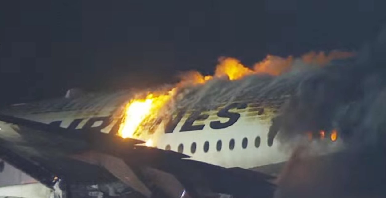Ιαπωνία: Στις φλόγες αεροπλάνο με 367 επιβάτες στο αεροδρόμιο του Τόκιο – ΒΙΝΤΕΟ