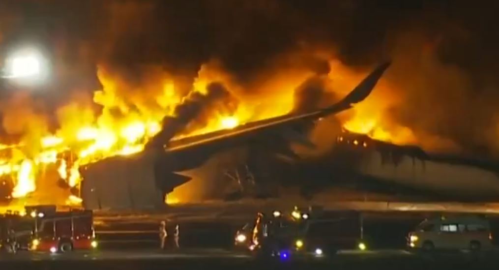 Ιαπωνία: Συγκλονιστικό βίντεο μέσα από το φλεγόμενο αεροπλάνο – «Πίστευα ότι θα πεθάνω»