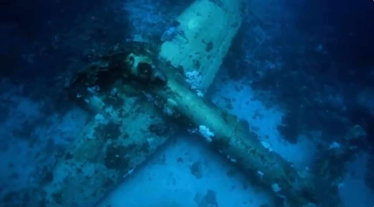 Το υποβρύχιο νεκροταφείο κάτω από έναν επίγειο παράδεισο – Ανατριχιαστικές εικόνες με ανθρώπινα κρανία και κομμάτια από αεροσκάφη