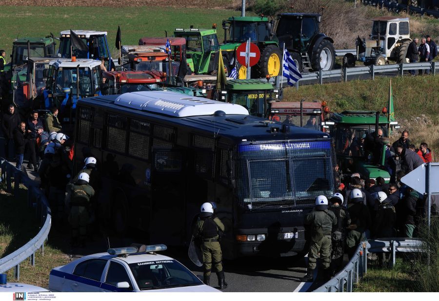Καρδίτσα: Εκατοντάδες αγρότες βγήκαν με τα τρακτέρ στον Ε-65 – Απαγόρευση κυκλοφορίας λόγω των κινητοποιήσεων – ΦΩΤΟ και ΒΙΝΤΕΟ