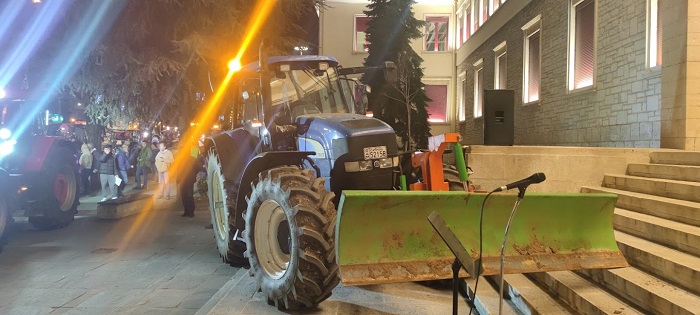 Ιωάννινα: Τρακτέρ στο κέντρο της πόλης  – ΦΩΤΟ και ΒΙΝΤΕΟ