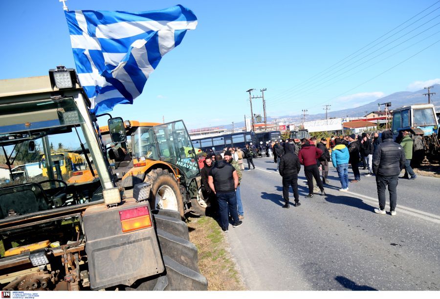 Αμετακίνητοι οι αγρότες: Δυναμώνουν τα μπλόκα τους ανά τη χώρα – Ευρεία σύσκεψη σήμερα στο Μαξίμου