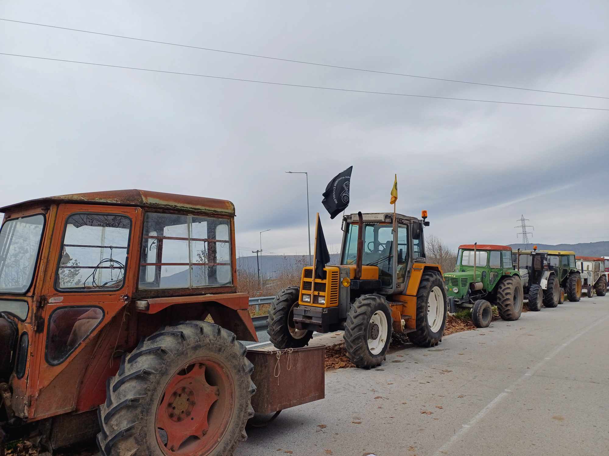Στους δρόμους οι αγρότες: Βγήκαν με τα τρακτέρ και απέκλεισαν την Ε.Ο. Τρικάλων-Λάρισας – ΦΩΤΟ