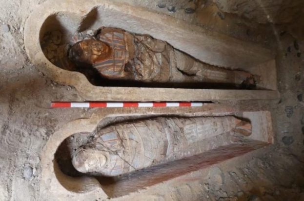 Οι λαξευμένοι τάφοι που εντοπίστηκαν στην Ελ Μπαχνάσα.