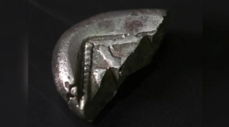 Το νόμισμα χρονολογείται από τον έκτο ή τον πέμπτο αιώνα π.Χ. Έσπασε σκόπιμα στα δύο, πιθανώς τον τέταρτο αιώνα π.Χ. για να χρησιμοποιηθεί για την αξία του βάρους του σε ασήμι