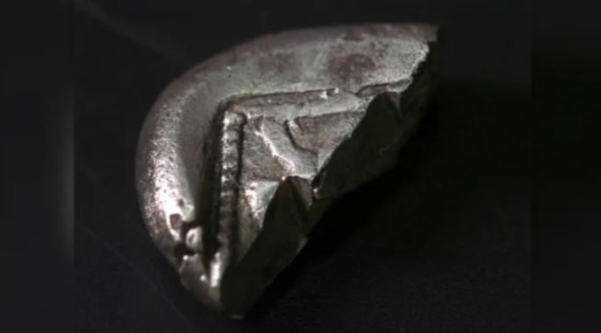 Το νόμισμα χρονολογείται από τον έκτο ή τον πέμπτο αιώνα π.Χ. Έσπασε σκόπιμα στα δύο, πιθανώς τον τέταρτο αιώνα π.Χ. για να χρησιμοποιηθεί για την αξία του βάρους του σε ασήμι