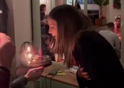 Έφη Αχτσιόγλου: Η έκπληξη που της έκαναν φίλοι και συνεργάτες για τα γενέθλιά της – ΒΙΝΤΕΟ