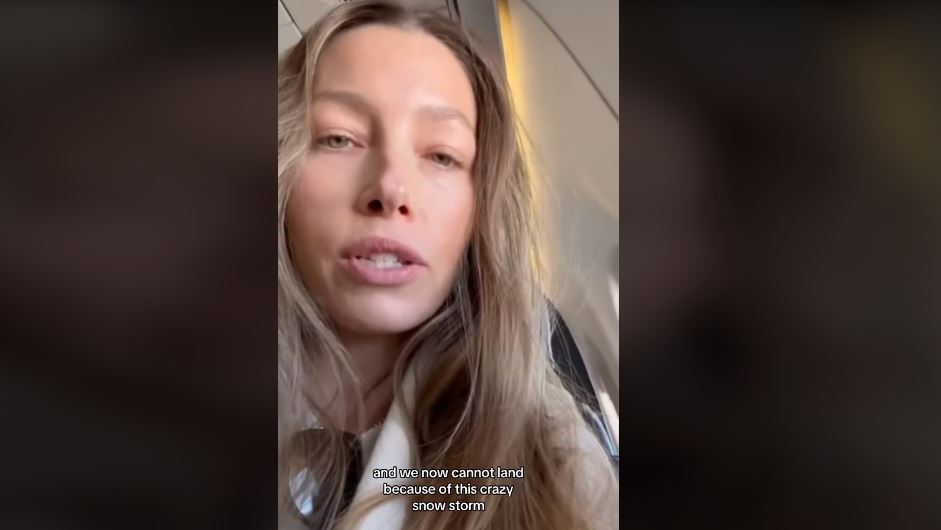 Η Jessica Biel εγκλωβίστηκε στο αεροπλάνο λόγω ακραίων καιρικών συνθηκών: «Δεν μπορούμε να προσγειωθούμε»