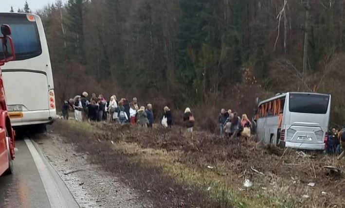 Βουλγαρία: Τουριστικό λεωφορείο συγκρούστηκε με νταλίκα – Και Έλληνες στους τραυματίες
