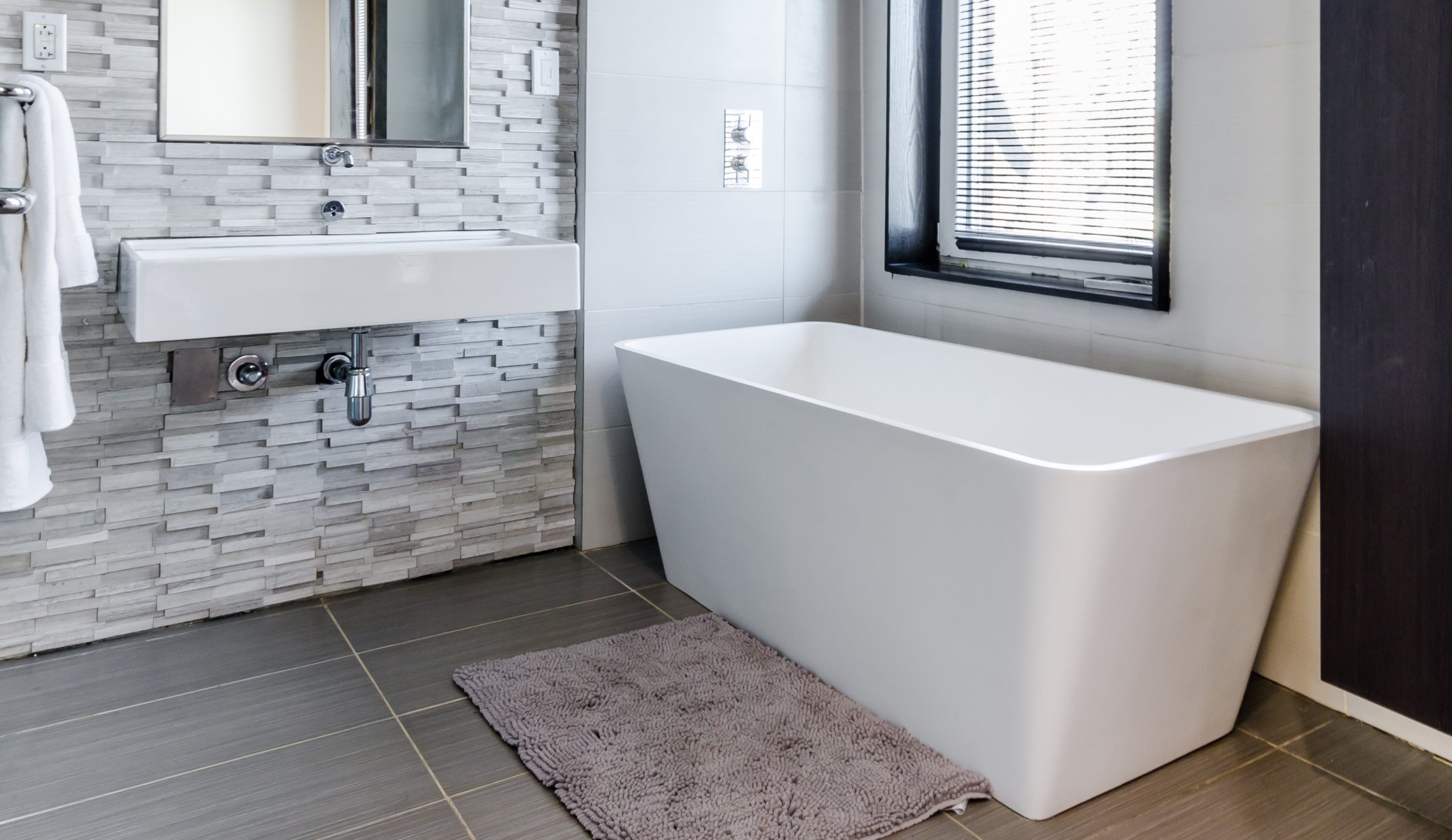 Καθαρίζετε με λάθος τρόπο τα χαλάκια του μπάνιου σας – Ο σωστός τρόπος για να απαλλαγείτε από την μούχλα και την βρωμιά