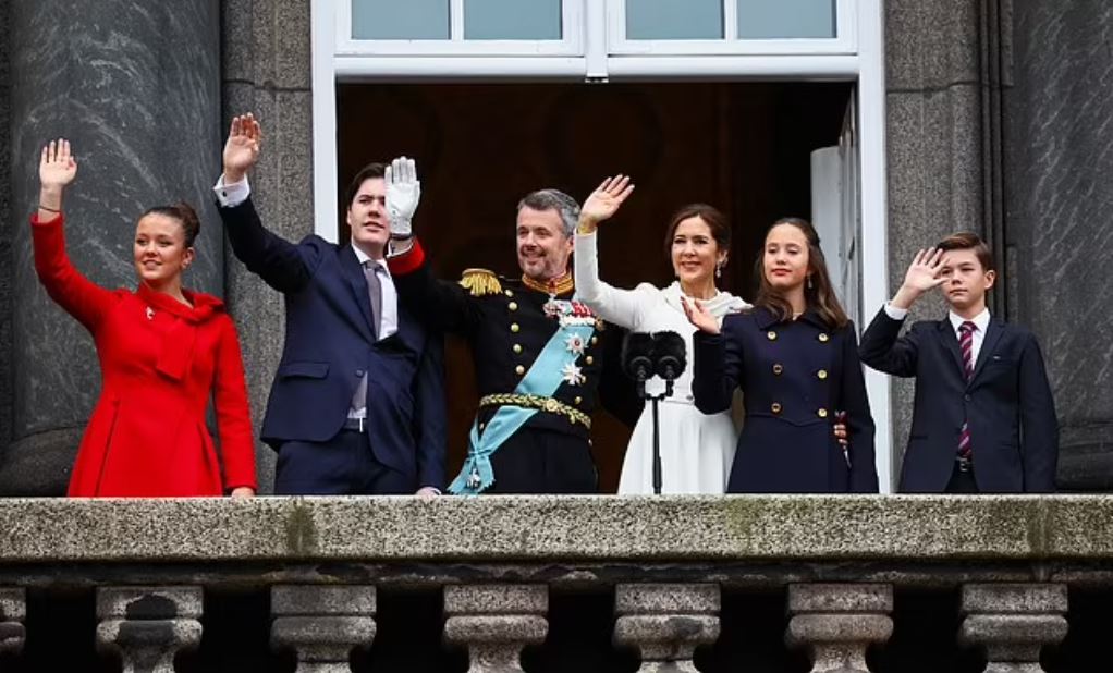 Δανία: Η βασίλισσα Μαργαρίτα παρέδωσε τον θρόνο στον Φρειδερίκο – Η τελετή και η γλώσσα του σώματος – ΦΩΤΟ & ΒΙΝΤΕΟ