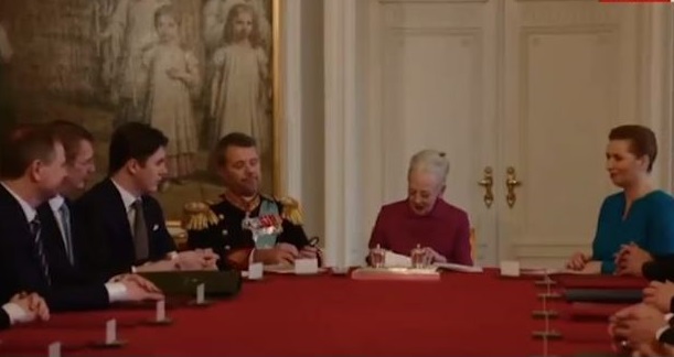 Δανία: Υπέγραψε την παραίτησή της η Μαργαρίτα – Στο μπαλκόνι συγκινημένος ο νέος βασιλιάς Φρειδερίκος