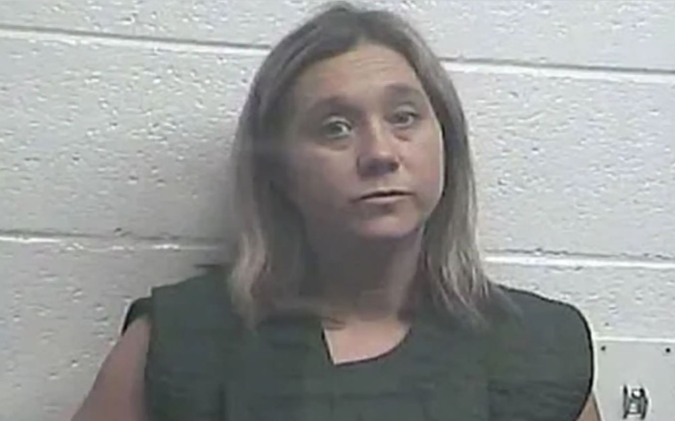 Βοηθός δασκάλου ομολόγησε ότι έκανε σεξ με μαθητές και τους δωροδοκούσε με αλκοόλ – Τα μηνύματα στα social media που την «έκαψαν»