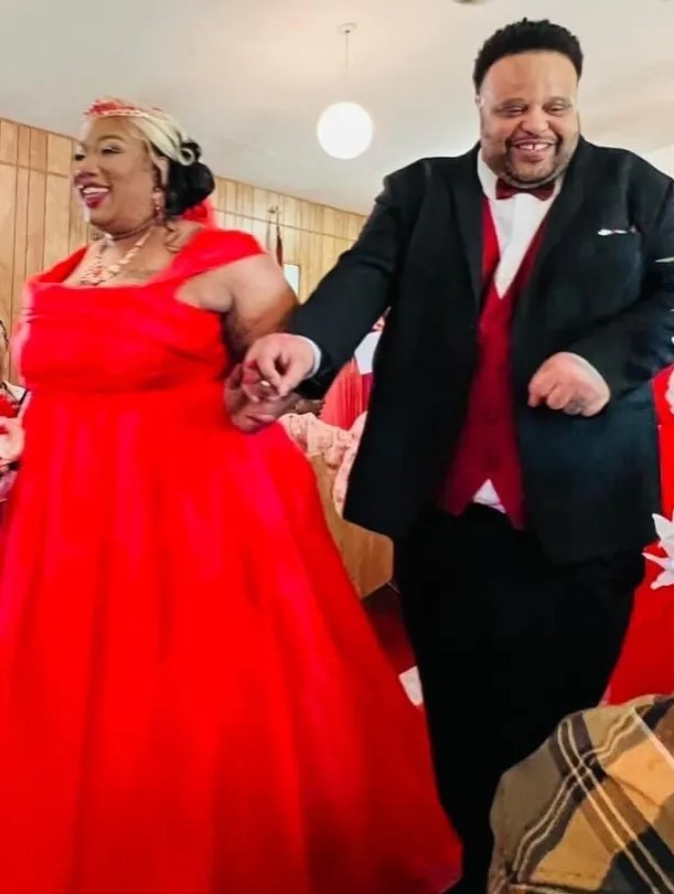 H Johnnie Davis με τον σύζυγο της Toraze την ημέρα του γάμου τους.