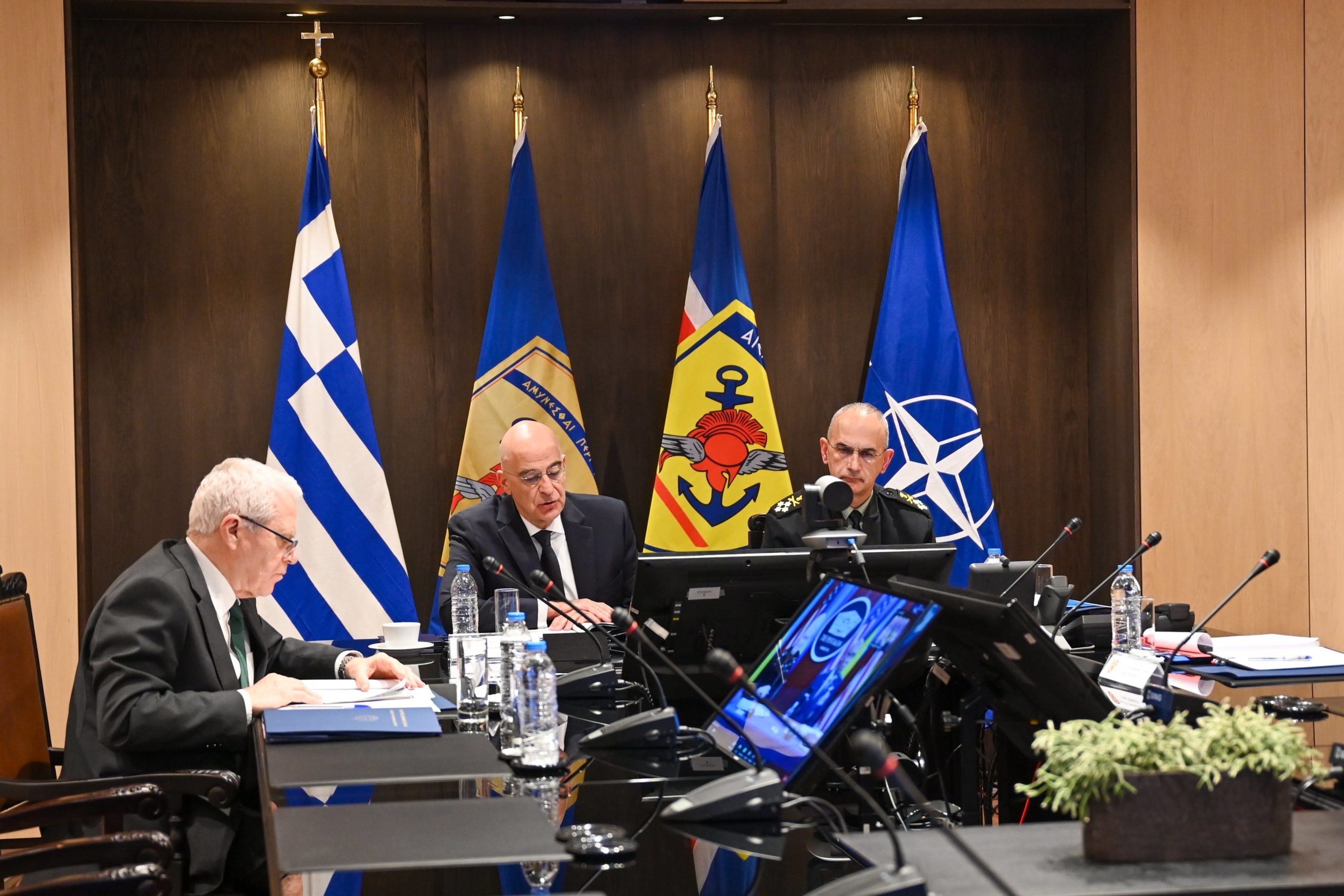 Ν. Δένδιας: Η Ελλάδα θα συνεχίζει να στέλνει βοήθεια στην Ουκρανία