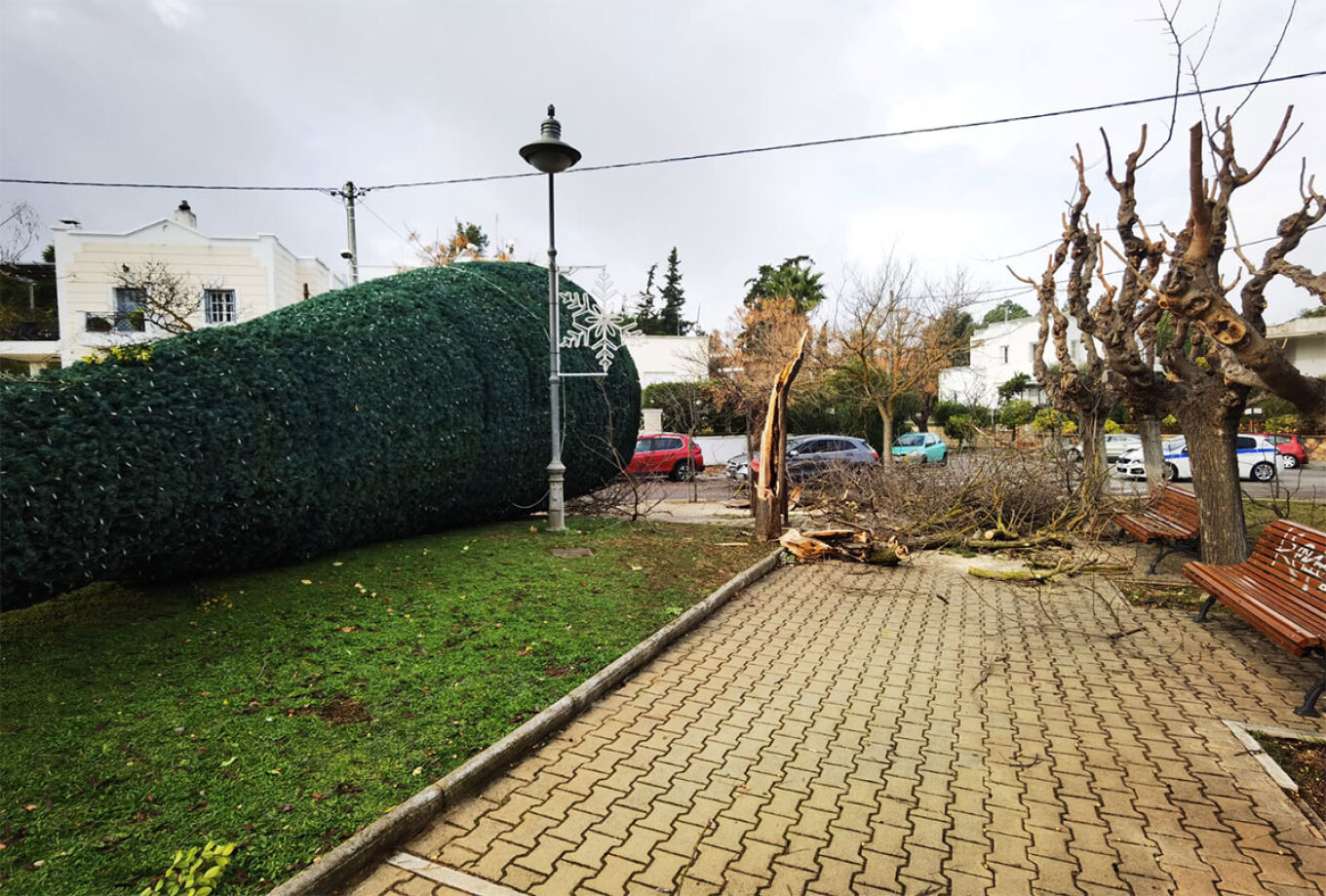 Κακοκαιρία: Έπεσε το χριστουγεννιάτικο δέντρο στην Φιλοθέη