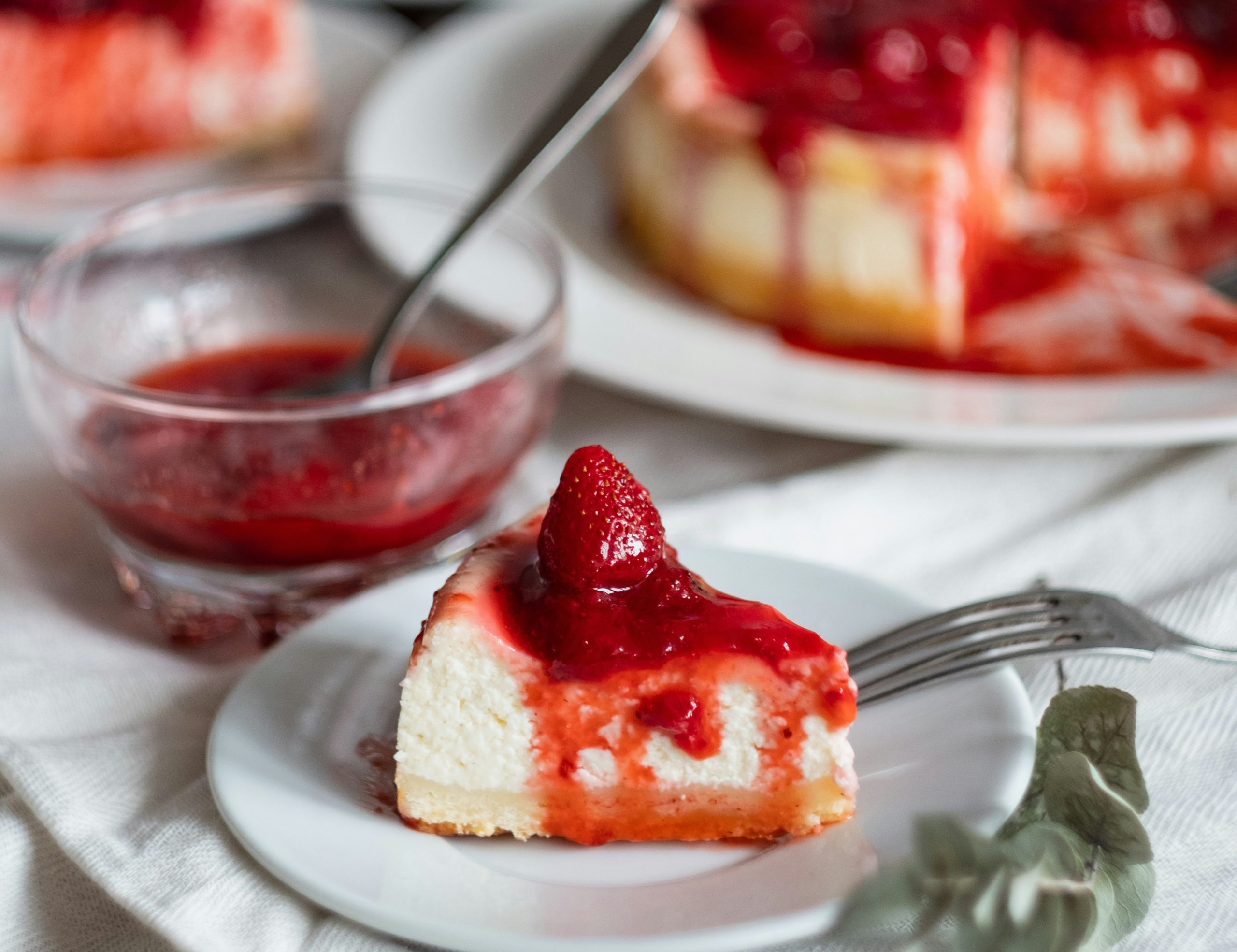 Cheesecake με φράουλα χωρίς ψήσιμο: Η εύκολη και γρήγορη συνταγή που θα σας λύσει τα χέρια