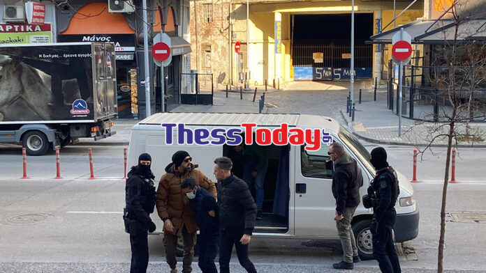 Θεσσαλονίκη: Υπό δρακόντεια μέτρα ασφαλείας στον ανακριτή ο 39χρονος σύντροφος της Γεωργίας και ο συνεργός του – ΒΙΝΤΕΟ