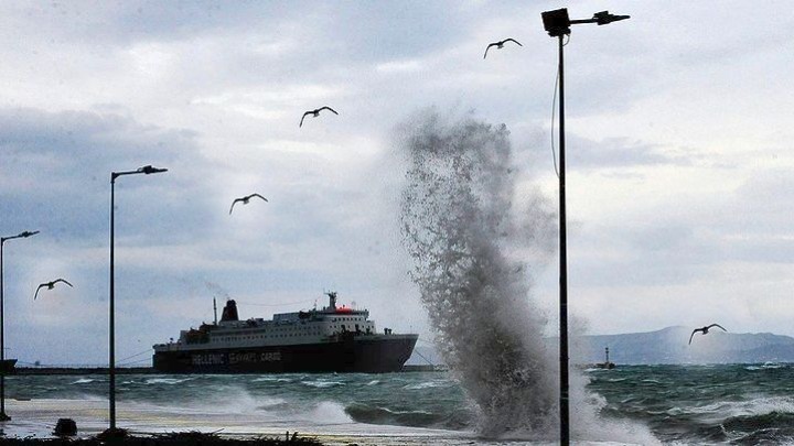 Κανονικά από το απόγευμα τα δρομολόγια των πλοίων από το λιμάνι του Πειραιά – Σε ισχύ το απαγορευτικό από Ραφήνα-Λαύριο