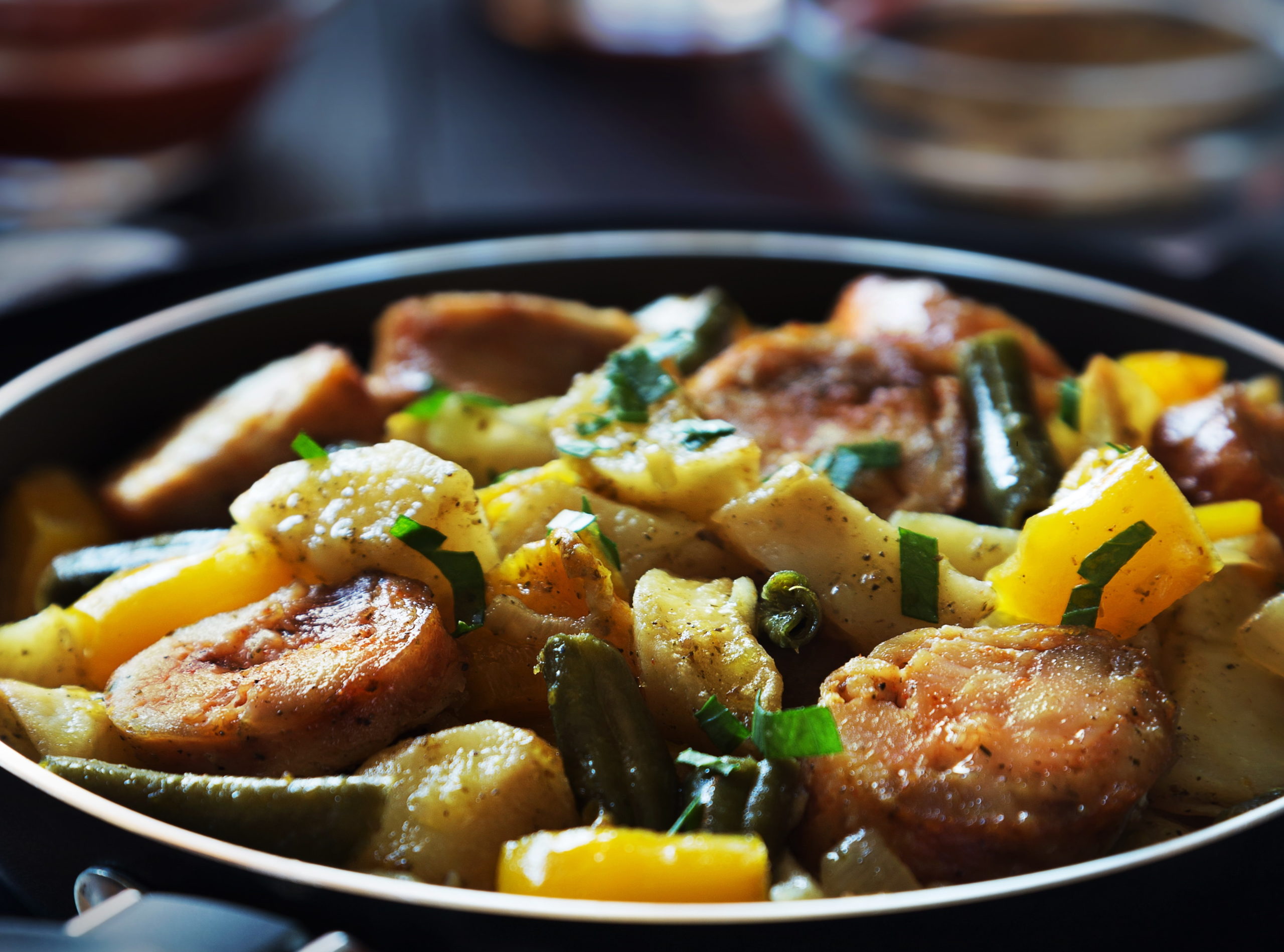 Λουκάνικα με ψητές πατάτες, λεμόνι και δεντρολίβανο: Μία νόστιμη και οικονομική συνταγή